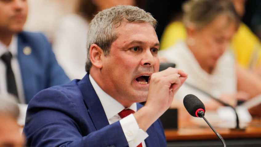 "Ataque histórico à PF": Lindbergh vê ameaça à autonomia da corporação 53 "Ataque histórico à PF": PT vê ameaça à autonomia da corporação